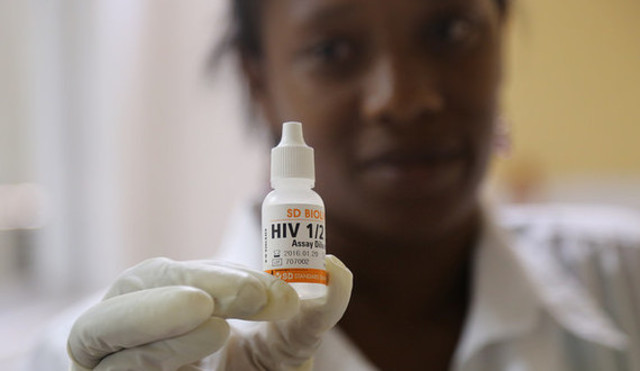 La OMS entregó a Cuba la primera certificación del mundo que avala que un país ha logrado el reto doble de eliminar la transmisión de madre a hijo del VIH y, también, de la sífilis congénita.