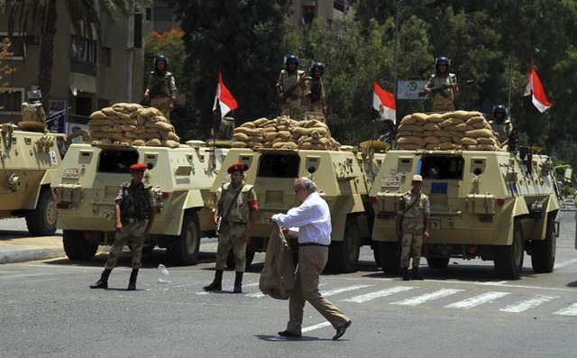 Pol. Comienza un Golpe de Estado en Egipto.