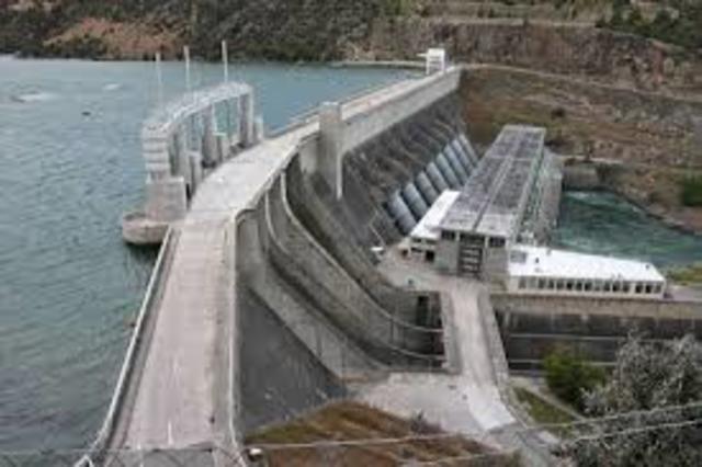 Construction/building of the Roxburgh dam begins.