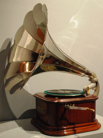 Tomas Edison invents the phonograph.