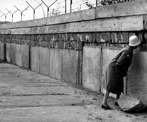 Berlin wall goes up