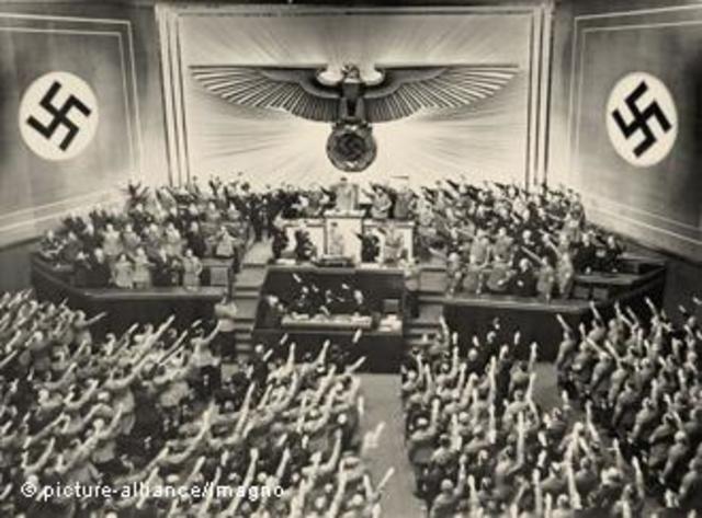 obtiene 13,5 millones de votos en las elecciones presidenciales.Electo. Híndenburg es reelecto