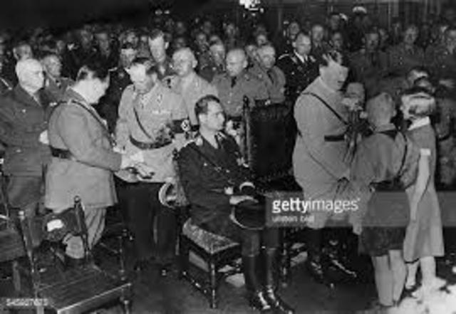 La ley de Nuremberg priva a los judíos de sus derechos y de la ciudadanía.