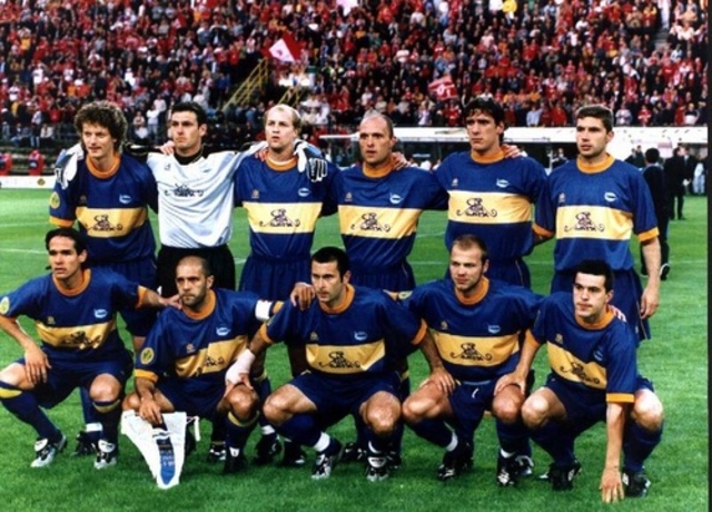 uefa 2000La Liga de Campeones de la UEFA 2001-02 fue la edición número 47 en la historia de la competición. Se disputó entre julio de 2001 y mayo de 2002, con la participación inicial de 72 equipos, representantes de 48 federaciones nacionales diferentes.