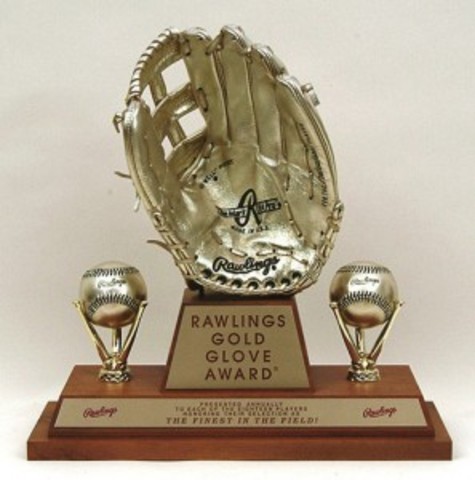 Pete Rose wins NL Gold Glove at Thrid Base