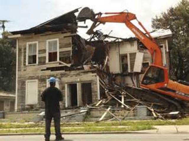 at 9;15 a.m. while king speaks at a mass meeting his home is bombed