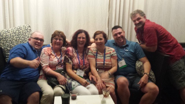 L'enseignant en ligne et l'enseignante de cours hybride