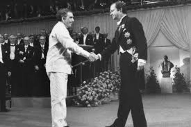 Gabriel García Márquez recibió el premio Nobel de literatura con la obra cien años de soledad.