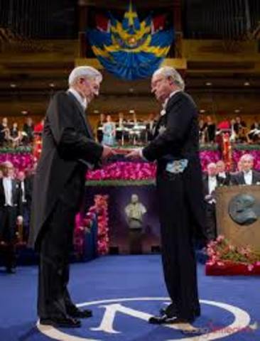 Mario Vargas Llosa recibió el premio Nobel de literatura con la obra Las travesuras de la niña mala.