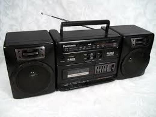 ESTA  FUE LA RADIO QUE ME REGALARON POR MI COMUNIÓN