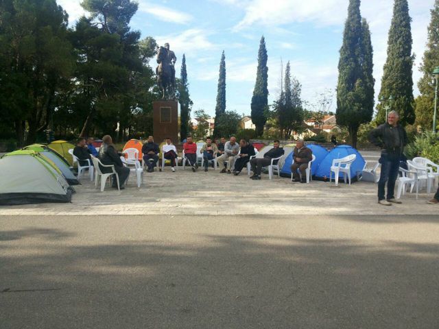 Protesters Urge Opposition MPs to Boycott Parliament