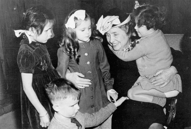 Helen Keller begins her traviling