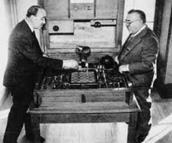 In 1914, Leonardo Torres Quevedo created the first automaton “chess machine”