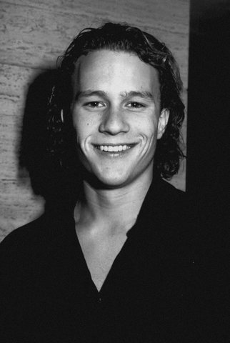 Sustituye  al fallecido Heath Ledger