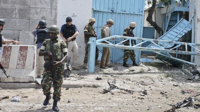 UN Army rangers are attacked by Somali malicias and a battle begins