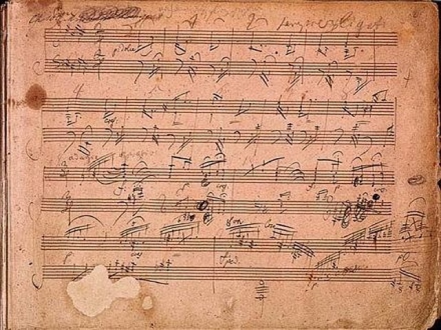 Publica su primera obra