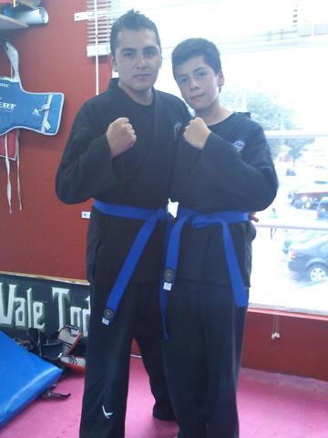 Gane cinta azul en artes marciales