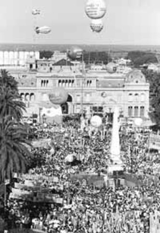 politico: Menem llena la Plaza.