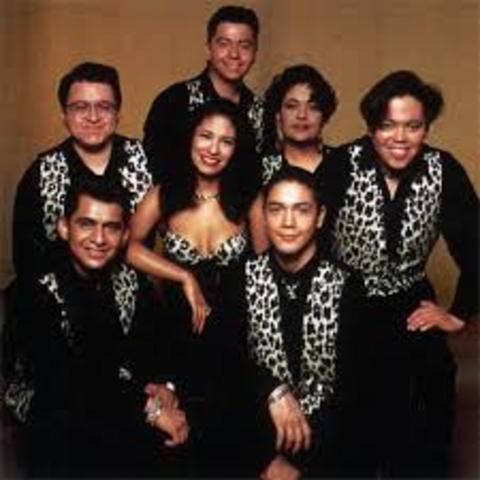 Selena y su familia crearon la banda, "Selena y Los Dinos"