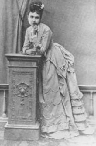 Dolores Jimena Muero,funda la asociación femenil “Hijasde Cuauhtémoc”.