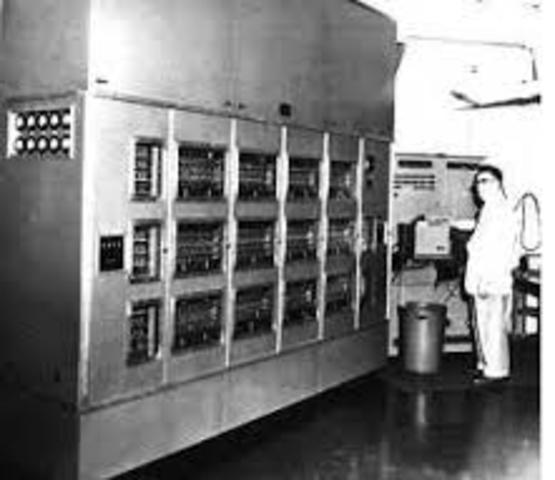 1952 ILLIAC I (Universidad de Illinois en Urbana-Champaign)