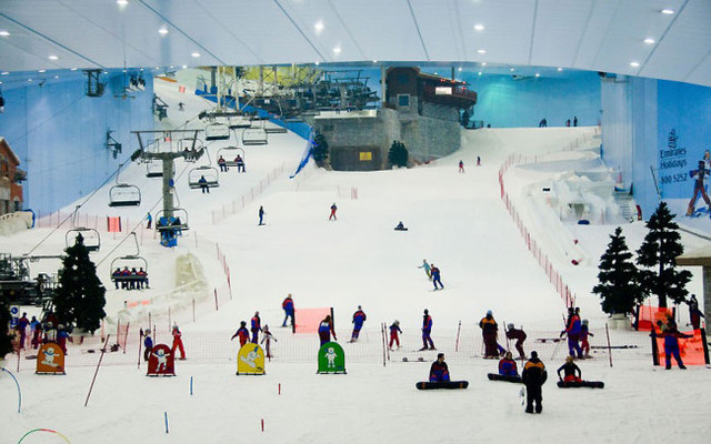 Ouverture de la piste "Ski Dubai" dans un centre commercial de Dubai