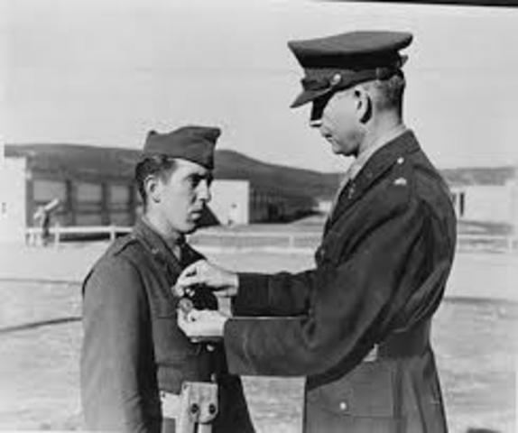 Arthur recieves a medal