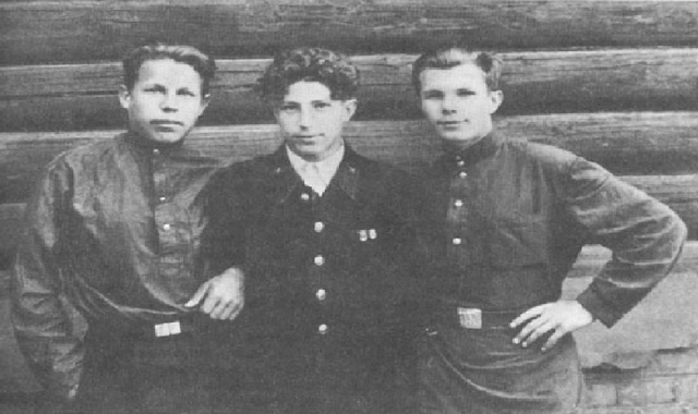 Гагарин призван в Советскую армию