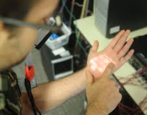 Vücut klavyesi üretildi. Kolunuza yansıttığı ışığı düğme olarak kullandığınızda temas sırasında çıkan sesi dinleyerek hangi tuşa bastığınızı anlayan bir sistem üretildi.