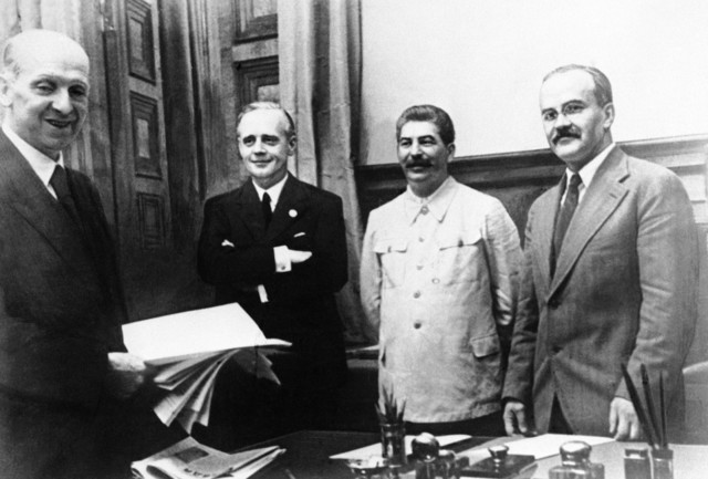 Germany and Soviet Union Sign Non-suggestion Pact