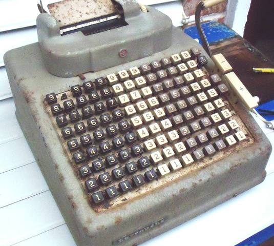 Completaron una calculadora de propósito especial para resolver sistemas de ecuaciones lineales simultáneas.