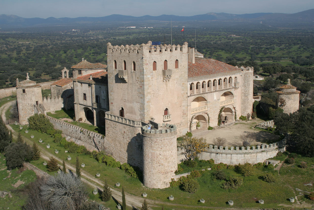 CASTILLO DE ALBURQUERQUE