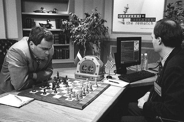 Una máquina lucha contra el hombre y gana (Big Blue gana al ajedrez al campeón mundial Kasparov).