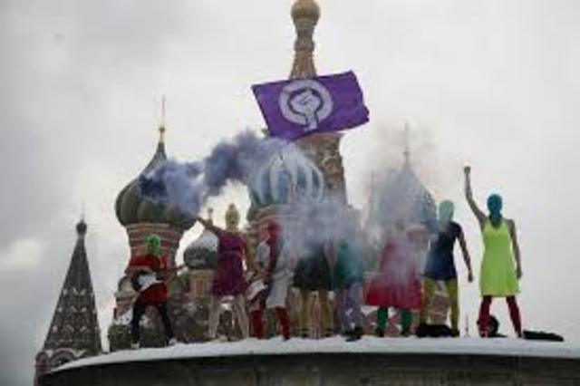 La banda actúa en la Plaza Roja de Moscú