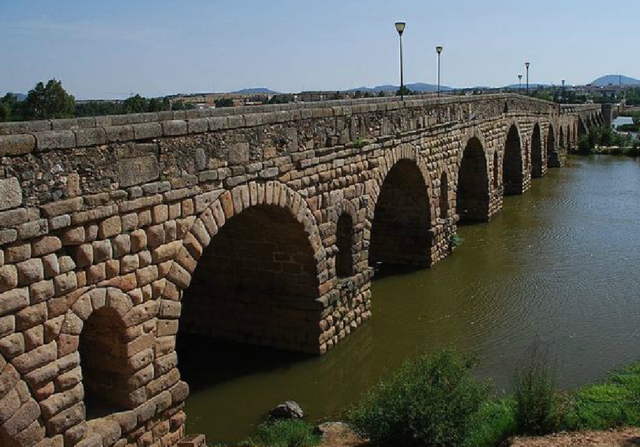 PUENTE ROMANO DE MÉRIDA (100 D.C)