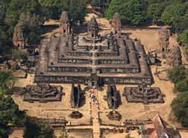 King Jayavarman 2 dies