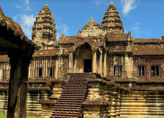 Thais sack kingdom at Angkor.