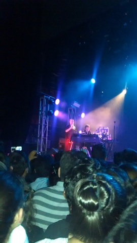 Hace 10 años... me enamoré de este muchachón. Palabras de Denise antes de cantar Atardecer en Parapent.