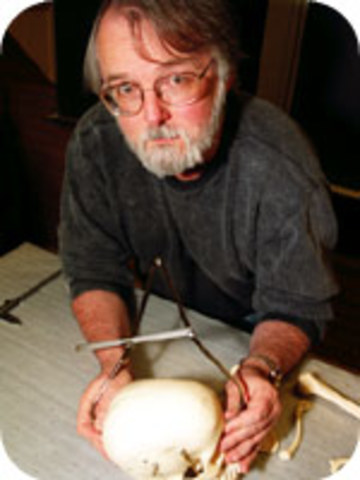 In 1984, Dr Owen Beattie from the University of Alberta led a team of reasearchers to Beechey Island to find clues.