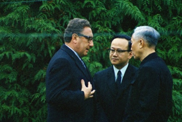 Henry Kissinger and Le Duc Tho begin secret peace talks in Paris