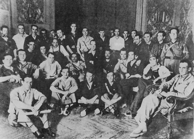 Publícase o seu ensaio "La vieja piel del mundo" e o seu paso na Guerra Civil.