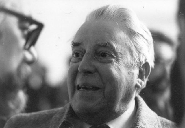 Foi nomeado menbro de honra da Asociación de Escritores en Lingua Galega. Nese mismo ano morre en Santiago de Compostela.