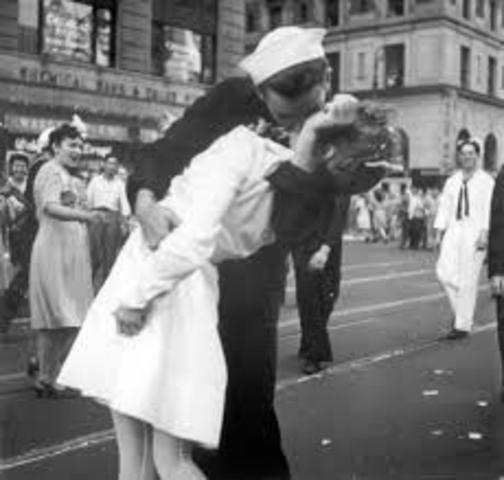 The end of WW2 & Japan surrenders