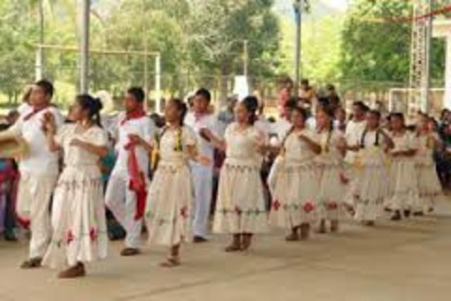 Bailar y representar personajes en mini-obras dentro de la escuela