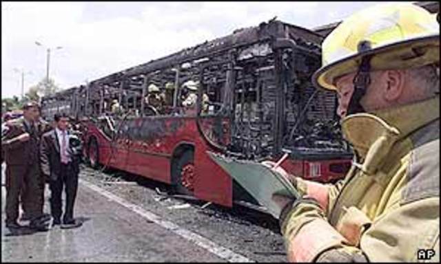 Las FARC atentan contra el sistema de transporte masivo de Bogotá, el TransMilenio.