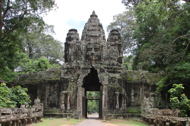 Jayavarman VII builds Ta Prohm and Preah Khan.