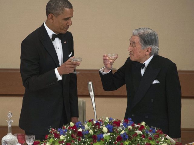 President Obama has dinner at the Imperal Palace in Tokyo