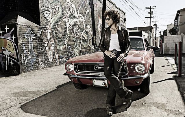 En su adolecencia tomo actitudes rebeldes al grado de ser acusado de tráfico de drogas por el cura de su escuela.