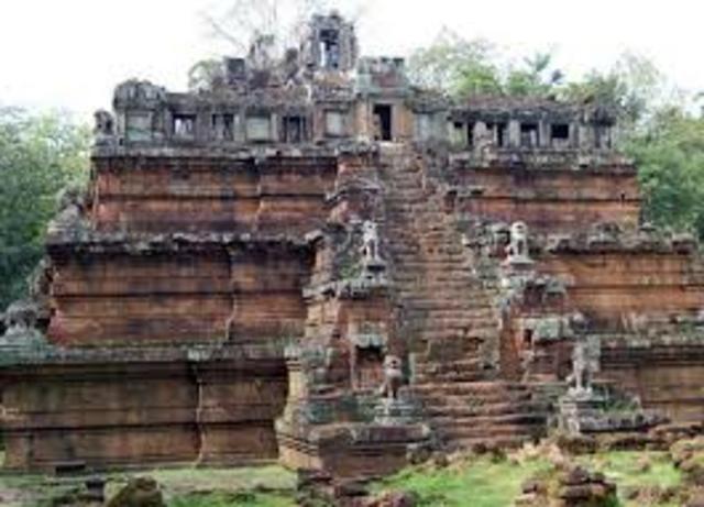 Udayadityavarman II takes the thron