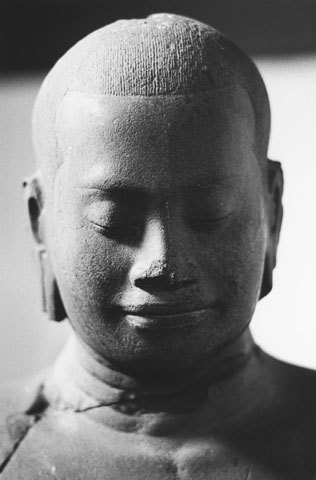 Jayavarman IV takes throne